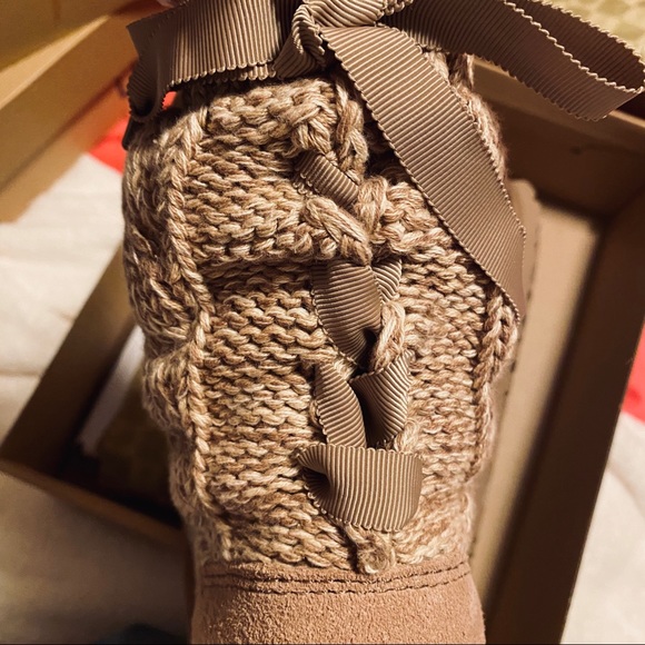 Isla UGGS in heathered oatmeal - Picture 4 of 4